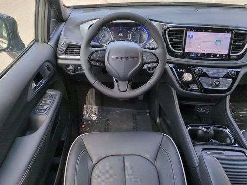 New 2025 Chrysler Pacifica Limited FWD image 17