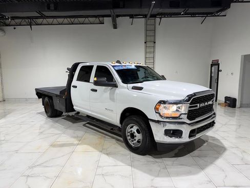 Used 2019 RAM 3500 Tradesman w/ Chrome Appearance Group RWD image 3