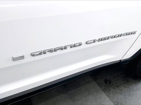 Used 2025 Jeep Grand Cherokee Laredo AWD/4WD image 31