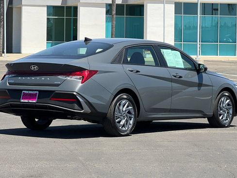 Used 2026 Hyundai Elantra Hybrid FWD image 4