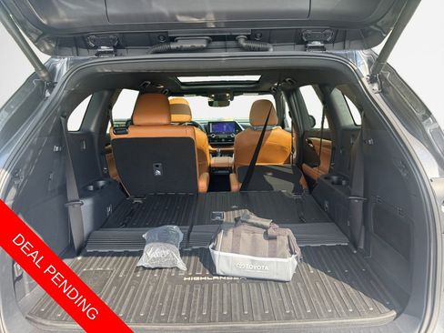 Used 2025 Toyota Highlander Platinum AWD/4WD image 25