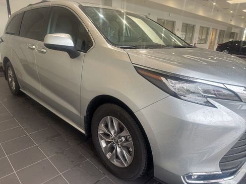 Used 2021 Toyota Sienna XLE FWD image 5