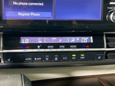 Used 2024 Toyota Sienna XLE FWD image 27