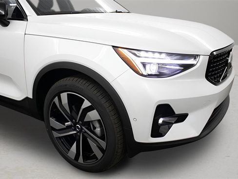 Certified 2025 Volvo XC40 B5 Plus image 11