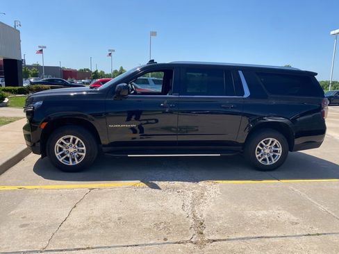 Used 2024 Chevrolet Suburban LT RWD image 6