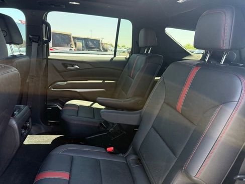 Used 2025 Chevrolet Traverse RS FWD image 9
