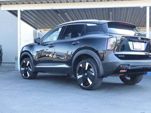 Used 2025 Nissan Kicks SR FWD image 9