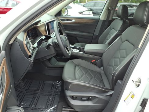 Used 2024 Volkswagen Atlas SE AWD/4WD image 4