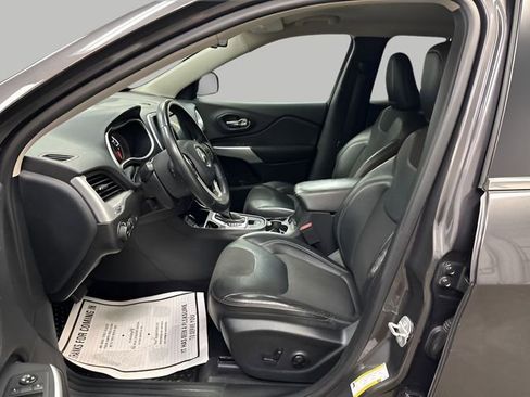 Used 2018 Jeep Cherokee Latitude Plus w/ Comfort/Convenience Group FWD image 9