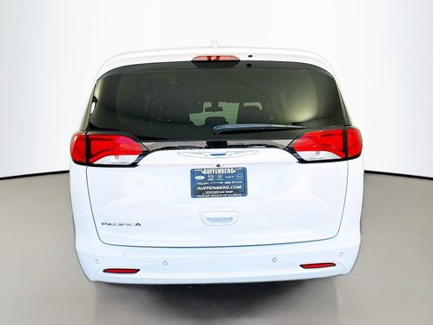 Used 2018 Chrysler Pacifica LX FWD image 6
