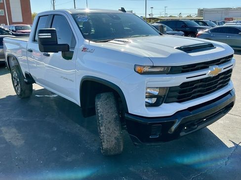 Used 2024 Chevrolet Silverado 2500 Custom w/ Custom Value Package image 2