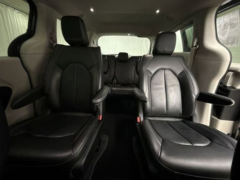 Used 2022 Chrysler Pacifica Touring-L image 22