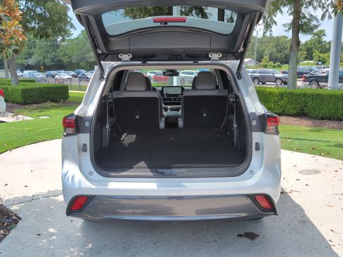 Used 2023 Toyota Highlander Limited FWD image 33