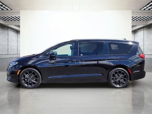 Used 2025 Chrysler Pacifica Limited image 10