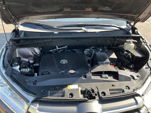 Used 2019 Toyota Highlander XLE FWD image 34