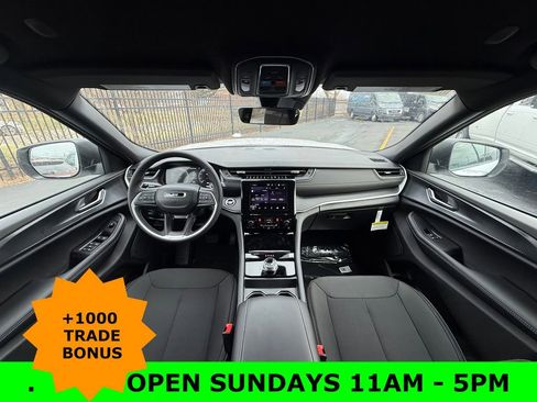 New 2025 Jeep Grand Cherokee Laredo image 11