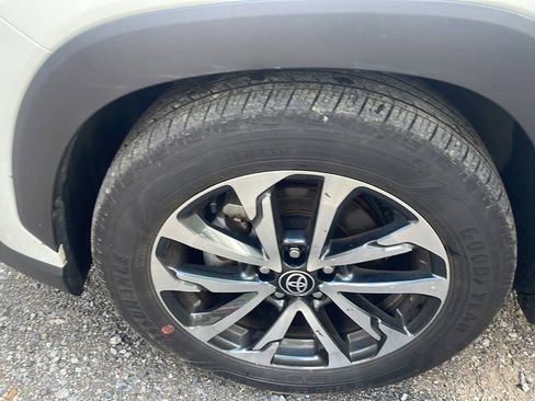 Used 2023 Toyota Corolla Cross XLE w/ Convenience Package image 24