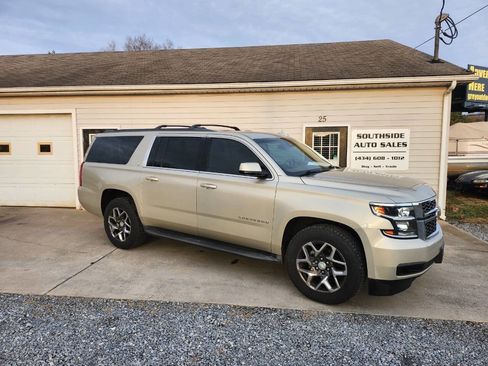 Used 2015 Chevrolet Suburban LT image 2