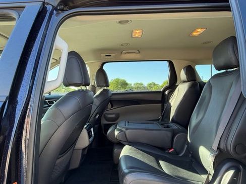 Used 2025 Kia Carnival image 14
