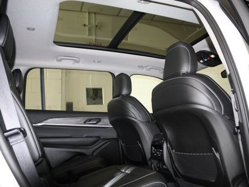 Certified 2023 Jeep Grand Cherokee L Limited w/ Black Appearance Package image 7