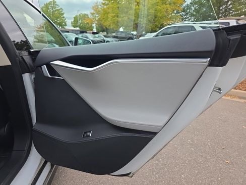 Used 2015 Tesla Model S 85D image 17