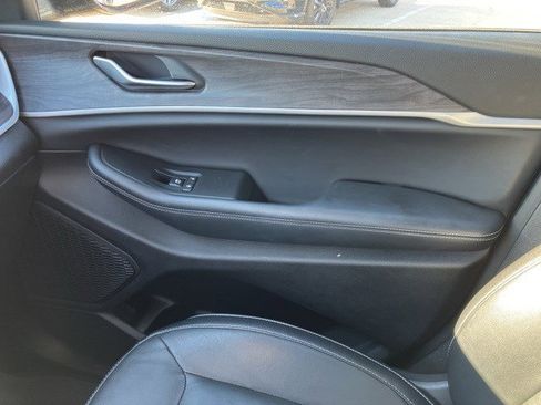 Used 2023 Jeep Grand Cherokee L Limited w/ Black Appearance Package image 20