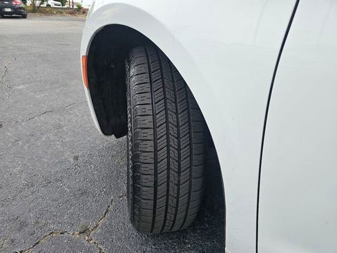 Used 2023 Chrysler Pacifica Touring-L FWD image 11
