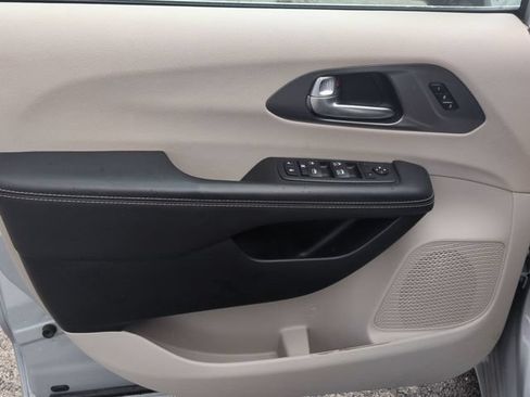 Used 2024 Chrysler Pacifica Touring-L FWD image 25