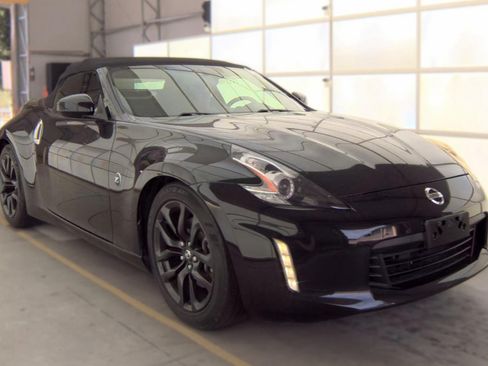 Used 2019 Nissan 370Z Touring RWD image 4