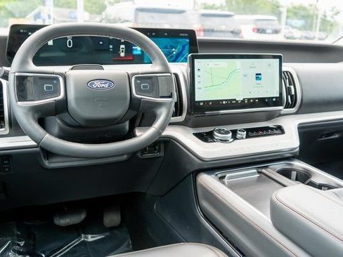 Used 2025 Ford Expedition Active AWD/4WD image 13