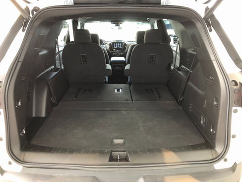 Used 2023 Chevrolet Traverse LT image 9