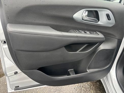 New 2026 Chrysler Pacifica Limited image 18