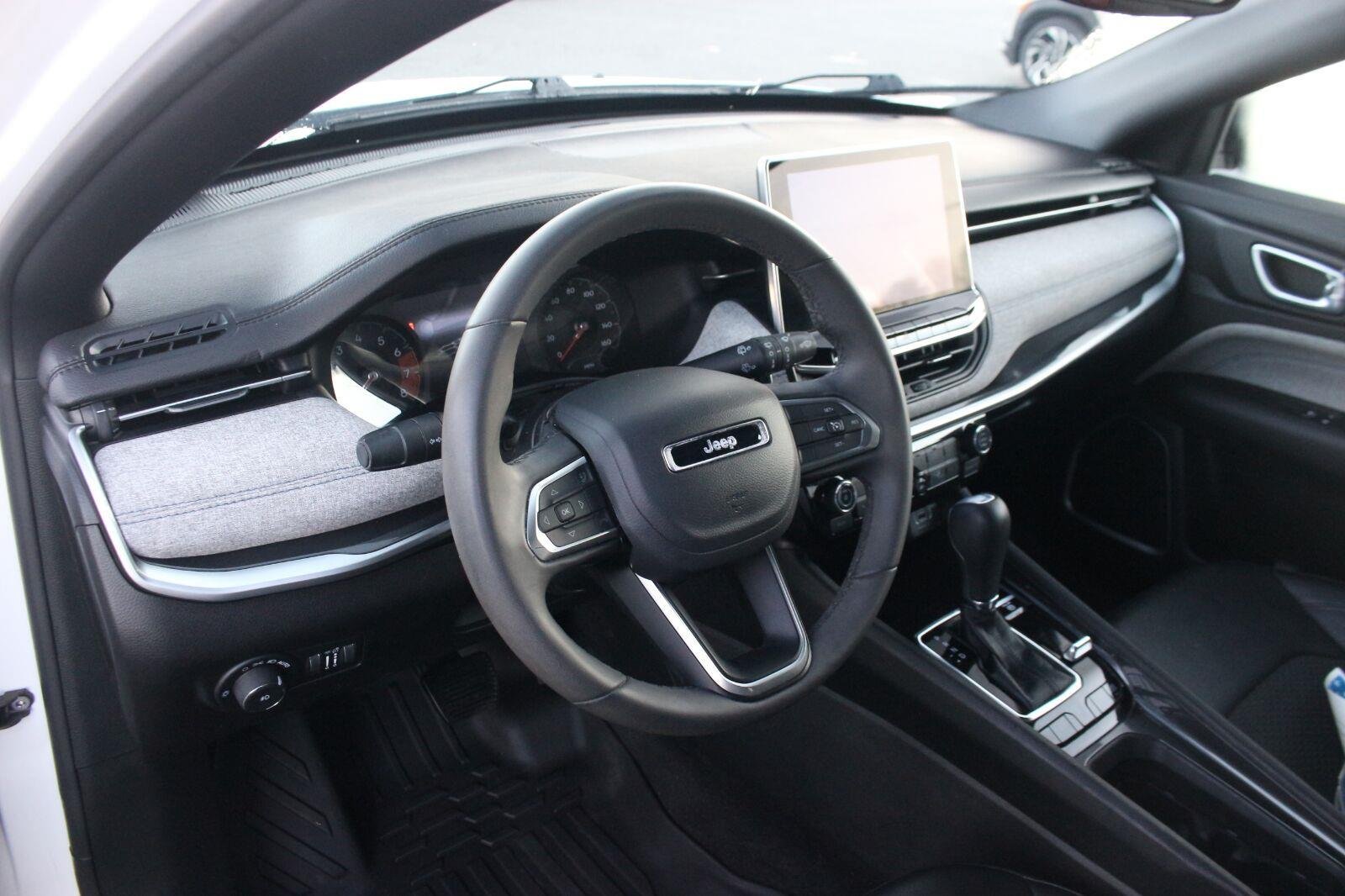 Used 2024 Jeep Compass Latitude AWD/4WD image 15