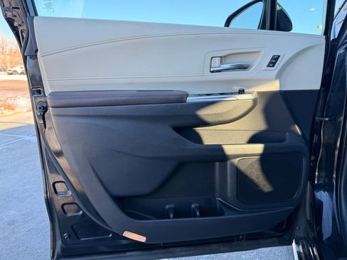 Used 2022 Toyota Sienna Platinum image 11