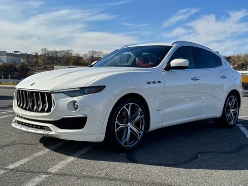 Used 2019 Maserati Levante GranLusso image 3