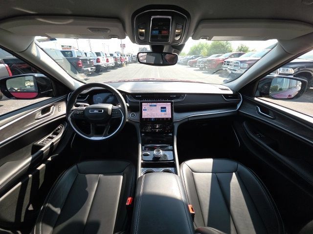 Used 2023 Jeep Grand Cherokee Limited w/ Black Appearance Package AWD/4WD image 28