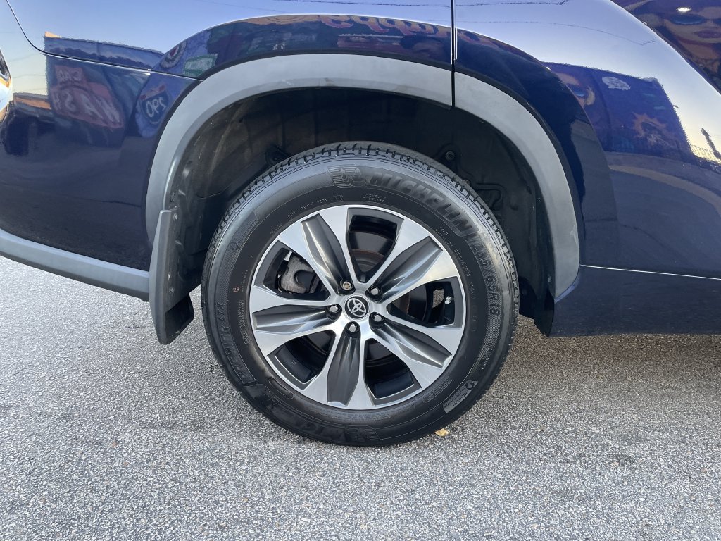 Used 2022 Toyota Highlander XLE AWD/4WD image 7
