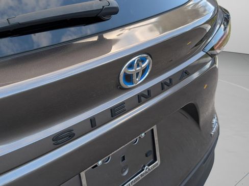 Used 2023 Toyota Sienna XLE image 23