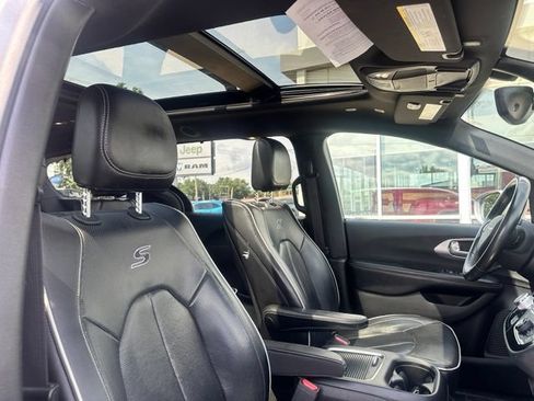 Used 2018 Chrysler Pacifica Limited w/ Advanced Safetytec Group FWD image 4