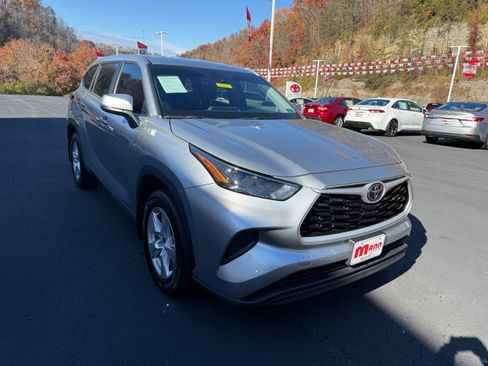 Used 2023 Toyota Highlander L image 4