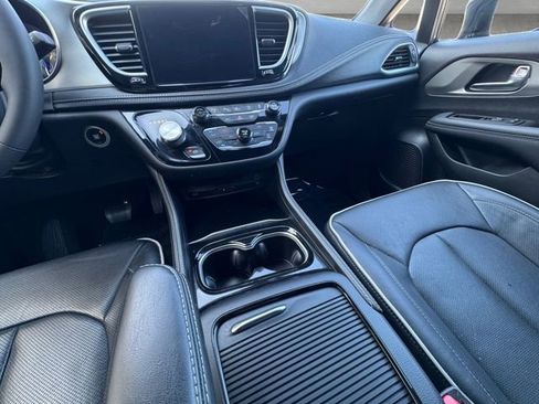Used 2023 Chrysler Pacifica Limited w/ Uconnect Theater Family Group image 3