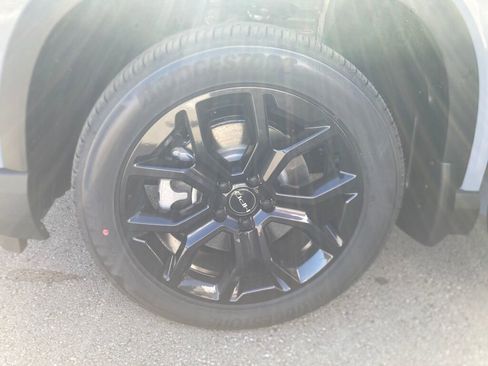 New 2025 Honda Pilot Touring image 9