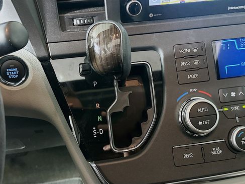 Used 2019 Toyota Sienna XLE FWD image 25