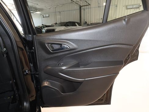 Used 2025 Chevrolet Trax LT FWD image 19
