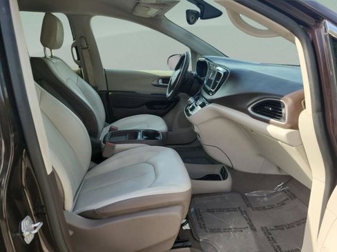 Used 2019 Chrysler Pacifica Touring-L image 5