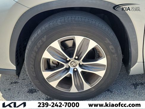 Used 2022 Toyota Highlander XLE FWD image 7