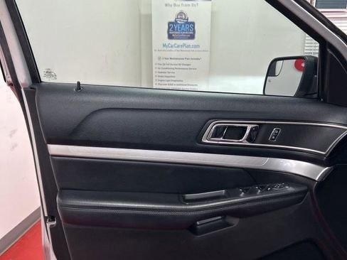Used 2016 Ford Explorer XLT w/ Equipment Group 201A FWD image 17