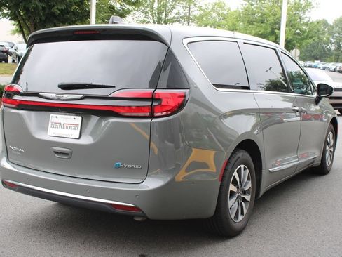Used 2023 Chrysler Pacifica Limited w/ Uconnect Theater Family Group FWD image 4