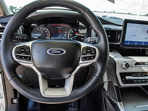 Used 2023 Ford Explorer XLT w/ Equipment Group 202A image 8