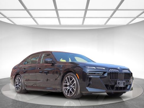 Used 2023 BMW i7 xDrive60 AWD/4WD image 3